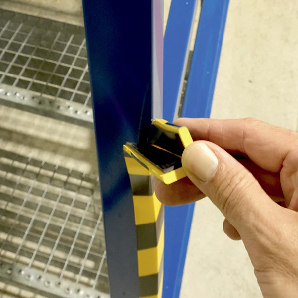 Profilo paracolpi C20 - magnetico - per superfici angolari - forma squadrata - giallo/nero - 1 m - Durable