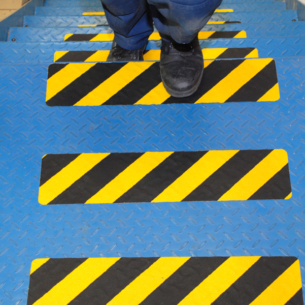 Striscia segnaletica da terra - giallo / nero - 610 x 150 mm - Tarifold