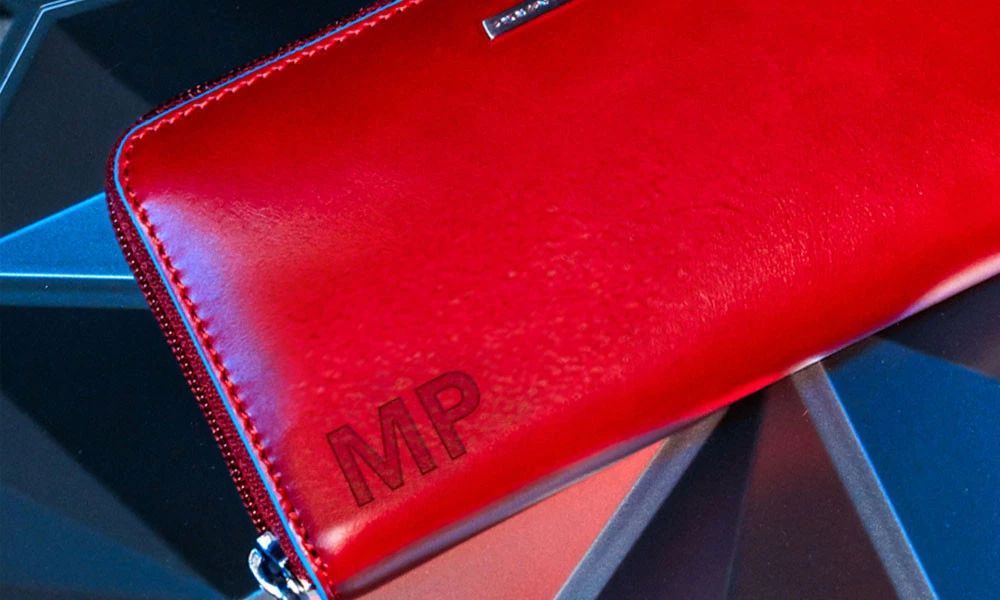 Personalizzazione Gratuita Piquadro | Incisione Iniziali Pelle | Lema