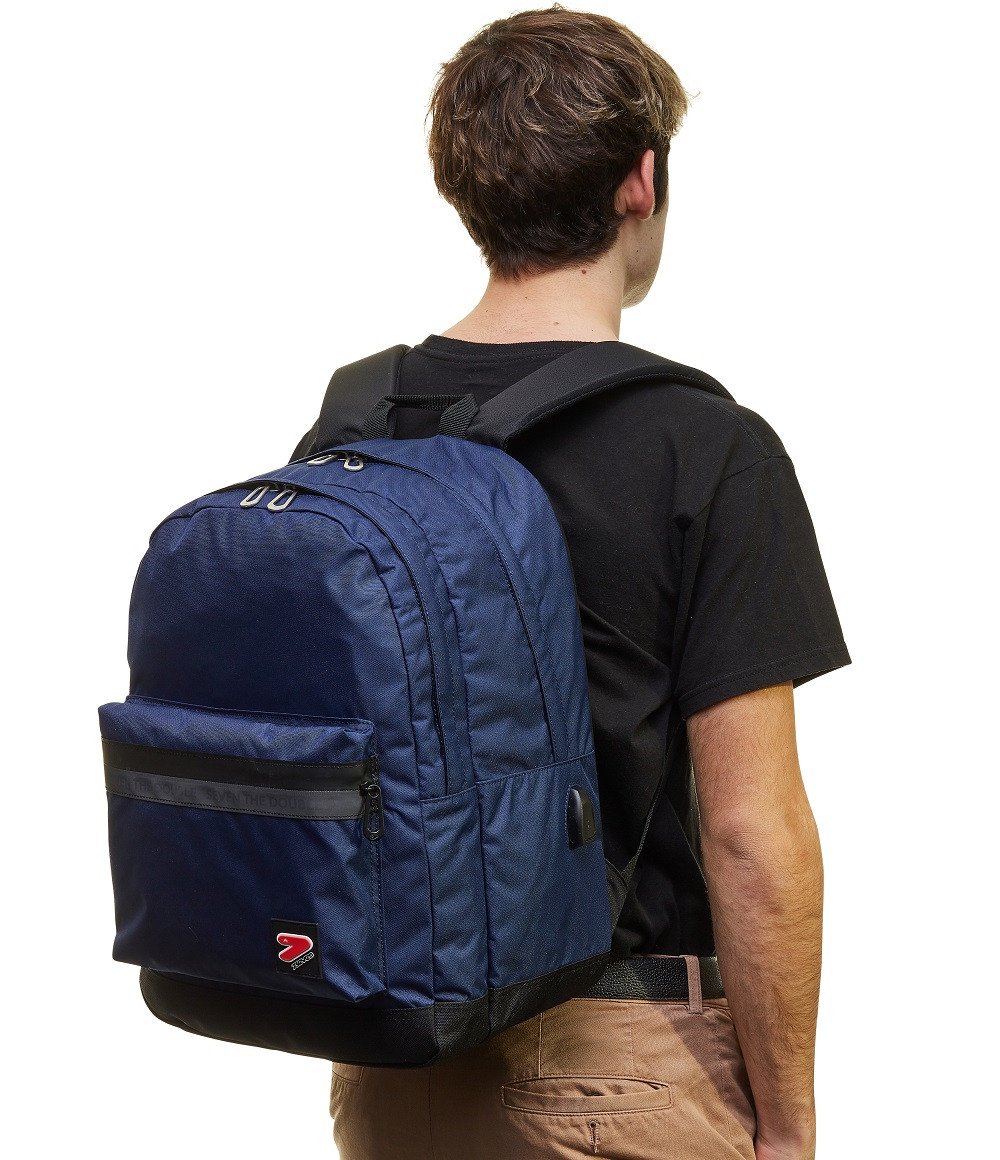 Zaino Seven Pro XXL Dark Navy 201002152-598 con Power Bank indossato | Lema Scuola